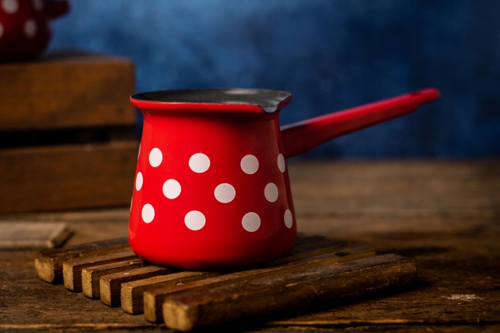 Garnuszek-Tygielek-emaliowany-do-kawy-0-4L-I-Metalac-Dots-on-red-czerwony-Stan-opakowania-oryginalne.jpg