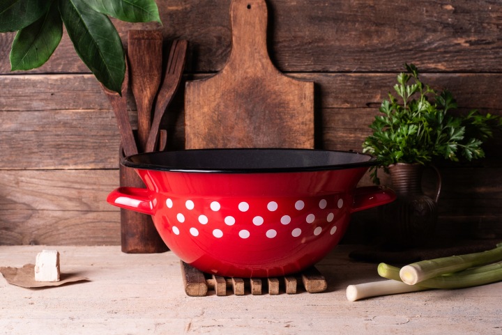 Klasyczna-miska-emaliowana-z-uchwytami-28cm-5L-I-Metalac-Dots-on-red-Stan-opakowania-oryginalne.jpg