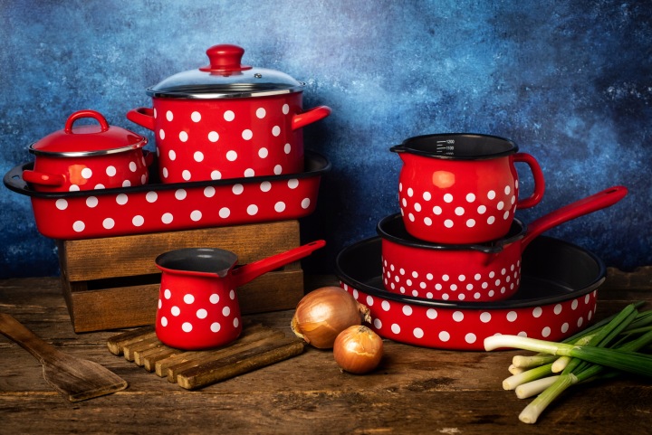 Rondel-emaliowany-z-dziobkiem-16cm-1-6L-I-Metalac-Dots-on-red-Kod-producenta-MET-DOR-3600.jpg